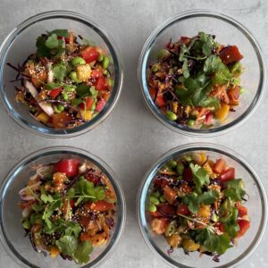 Matprepp för veckan med nudelsallad, wraps och fyllda paprikor i matlådor.