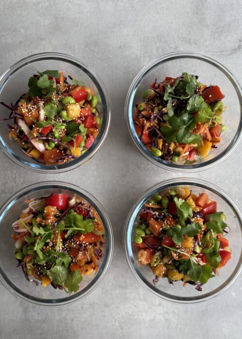 Matprepp för veckan med nudelsallad, wraps och fyllda paprikor i matlådor.