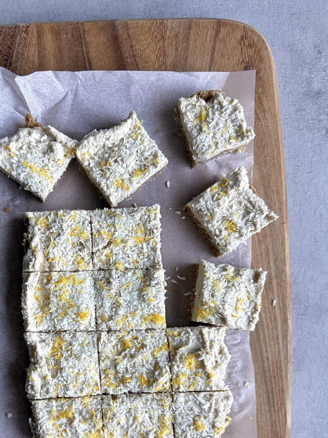 Matprepp för veckan med nudelsallad, wraps och fyllda paprikor i matlådor.