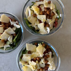 Matprepp lunchlådor med rostad paprika, parmesan, sallad