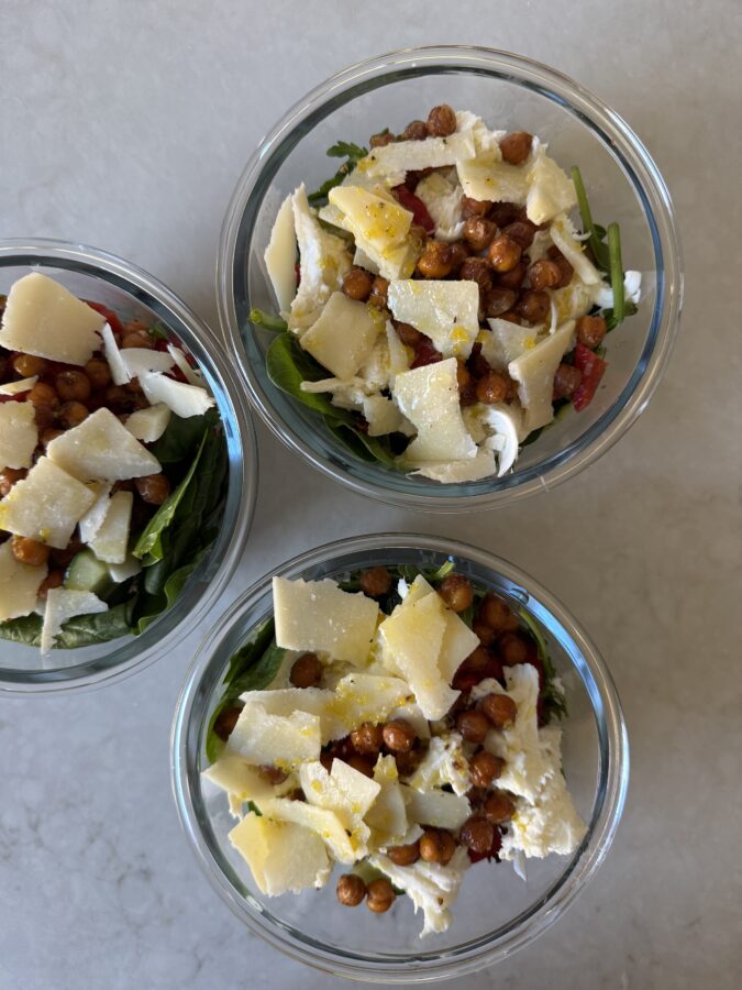 Matprepp lunchlådor med rostad paprika, parmesan, sallad
