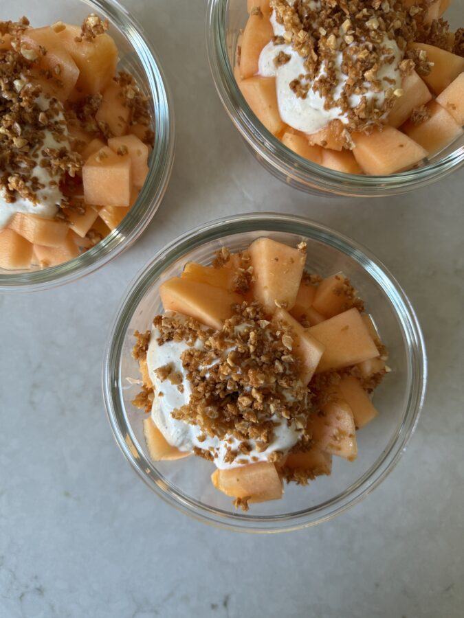 matprepp med melon mellanmål och limeyoghurt