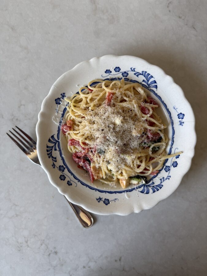 matprepp med middag halloumipasta med paprika
