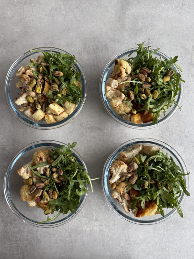 Lunchlåda med citronrostad blomkål, orzo, stekt halloumi, ruccola och pistagenötter