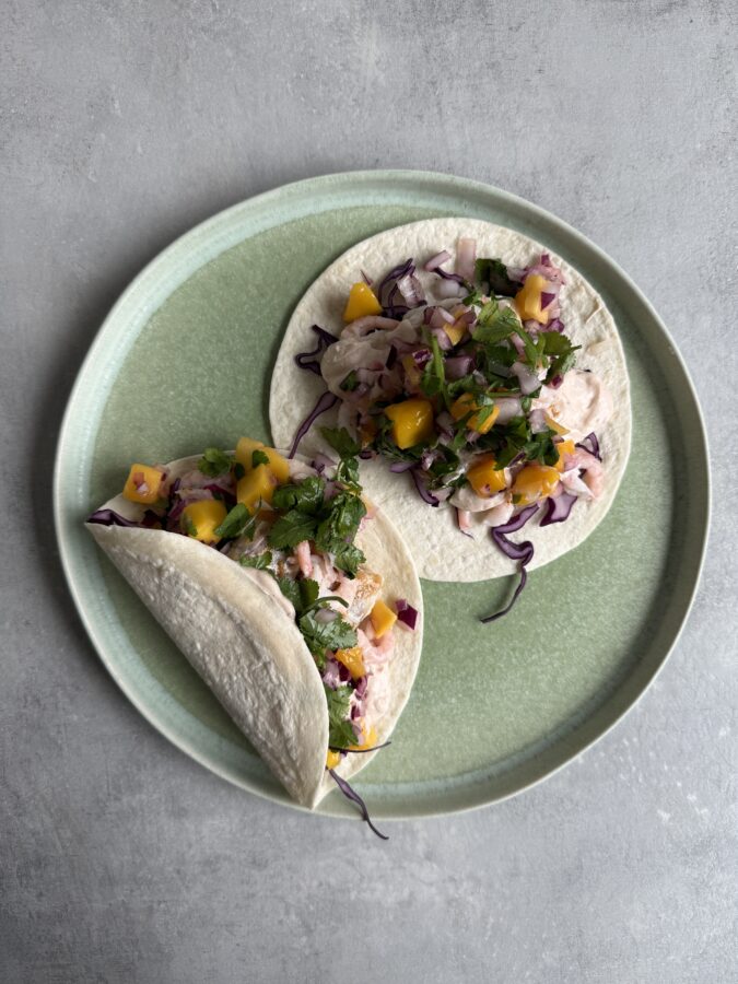 Fisk- och räktacos med mangosalsa, rödkål och chipotle-yoghurt serverade i små tortillas