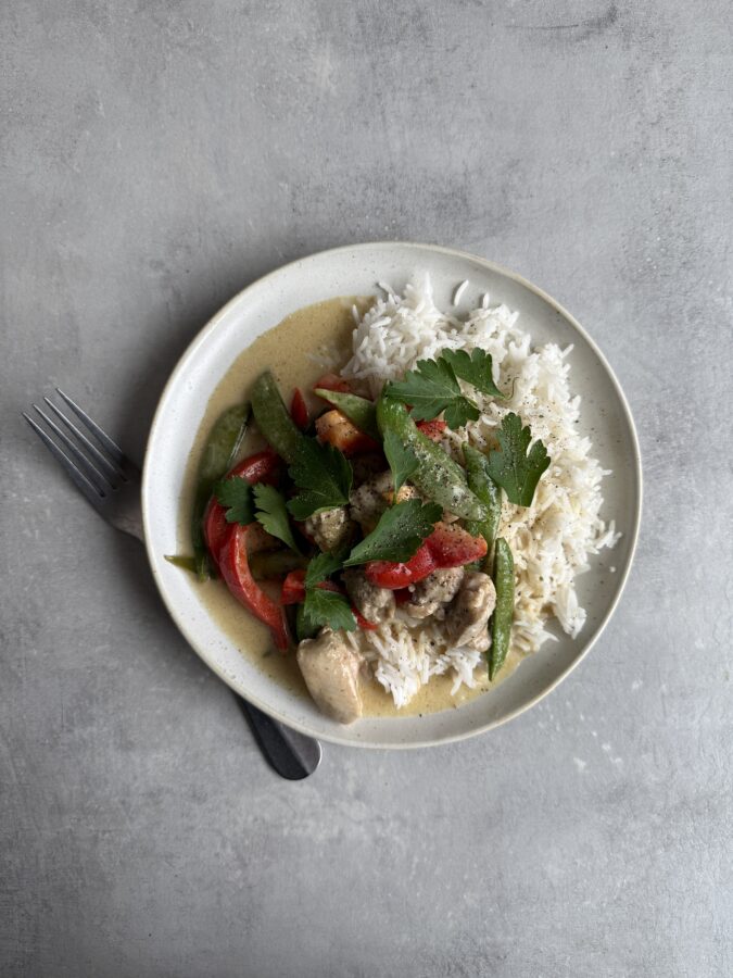 Grön currykyckling med kokosmjölk, paprika och ris i matlåda