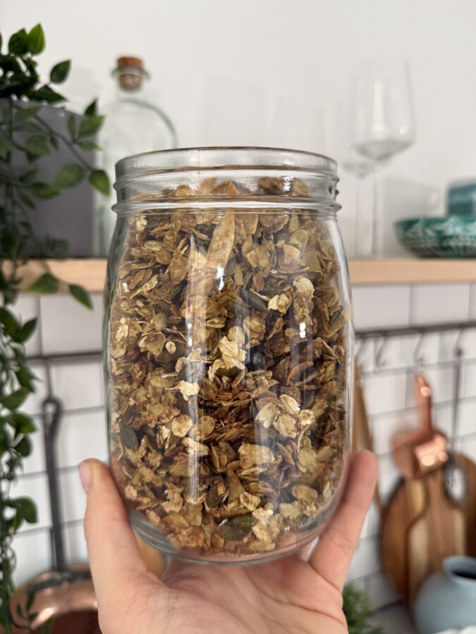 Krispig granola med pistagesmör, citron och kokosflakes i glasburk