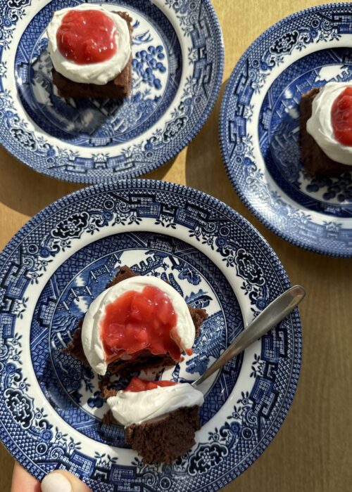 chokladfudgerutor-jordgubbskompott