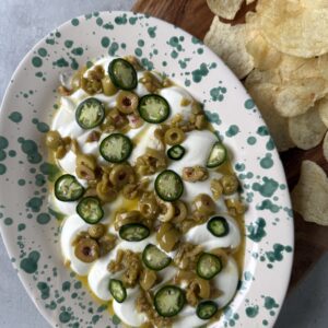 Vispad ricotta med oliver, jalapeño och yuzu serverad med salta chips
