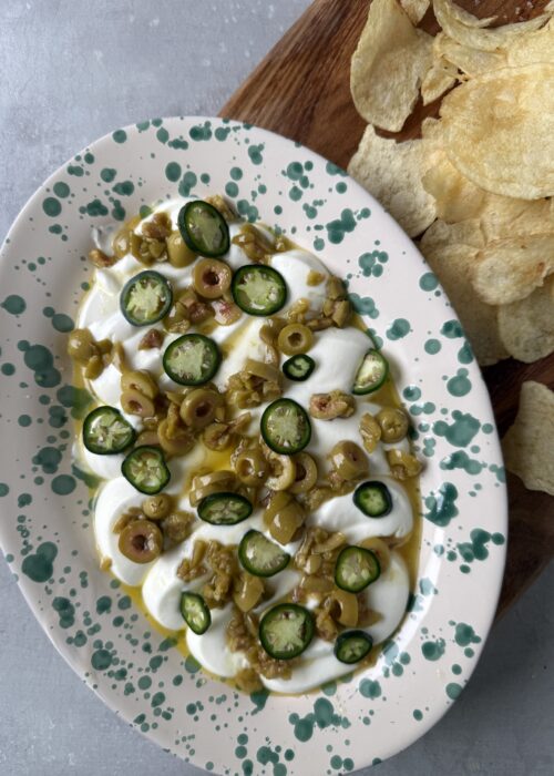 Vispad ricotta med oliver, jalapeño och yuzu serverad med salta chips