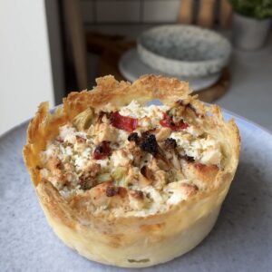 Kycklingpaj med potatisbotten, broccoli, paprika och fetaost