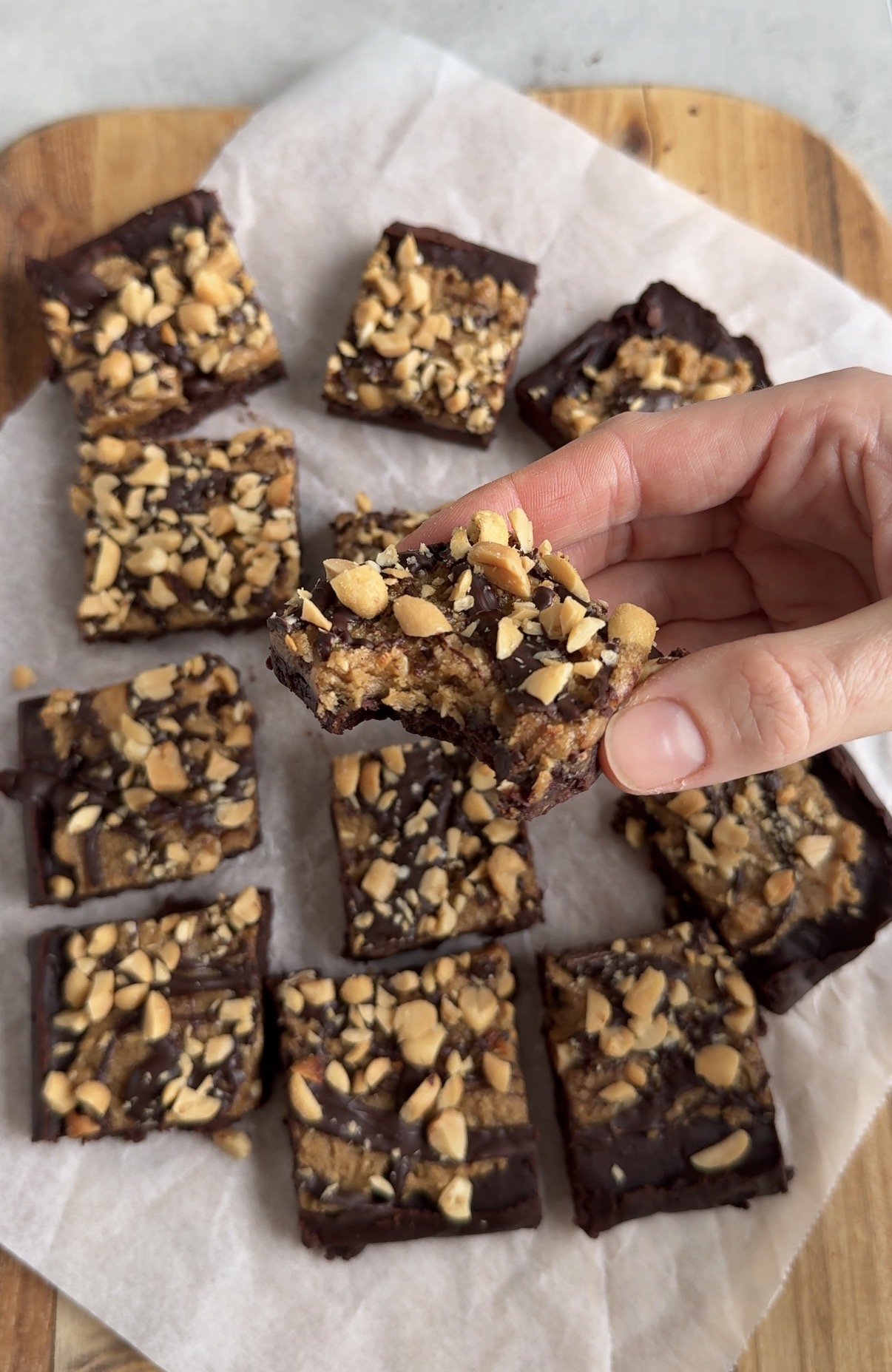 Snickerskaka med chokladbotten, krämigt jordnötssmör, mörk choklad och salta jordnötter.