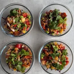 Matprepp för veckan med nudelsallad, wraps och fyllda paprikor i matlådor.