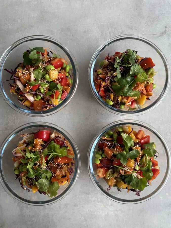 Matprepp för veckan med nudelsallad, wraps och fyllda paprikor i matlådor.