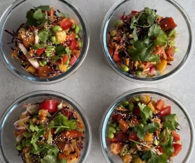 Matprepp för veckan med nudelsallad, wraps och fyllda paprikor i matlådor.