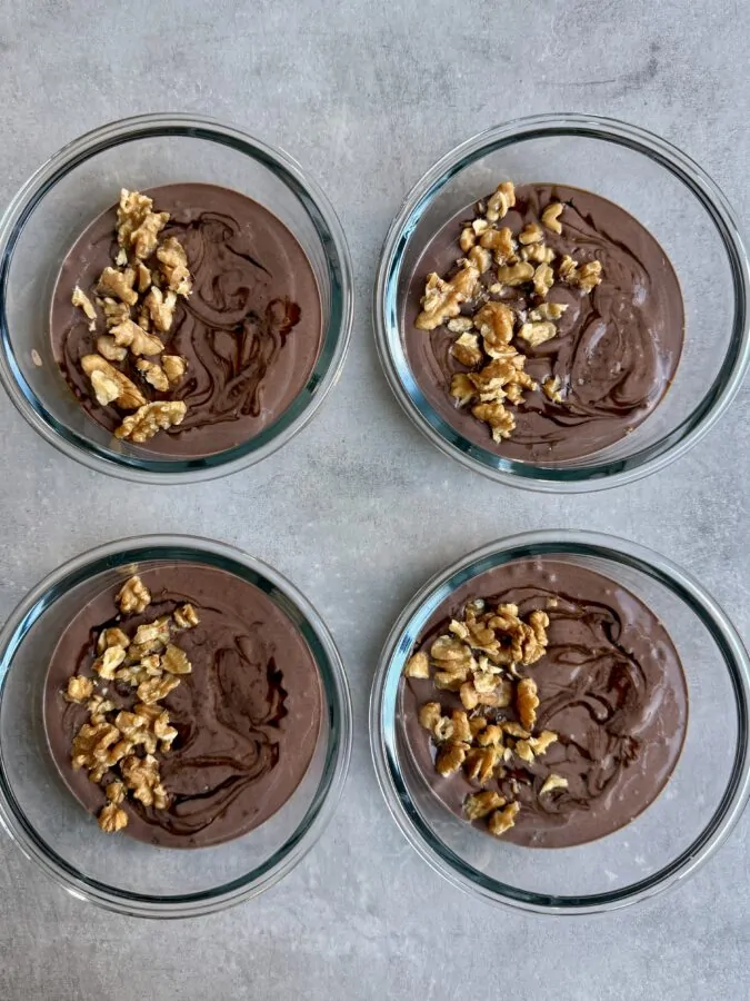 Matprepp för veckan med nudelsallad, wraps och fyllda paprikor i matlådor.