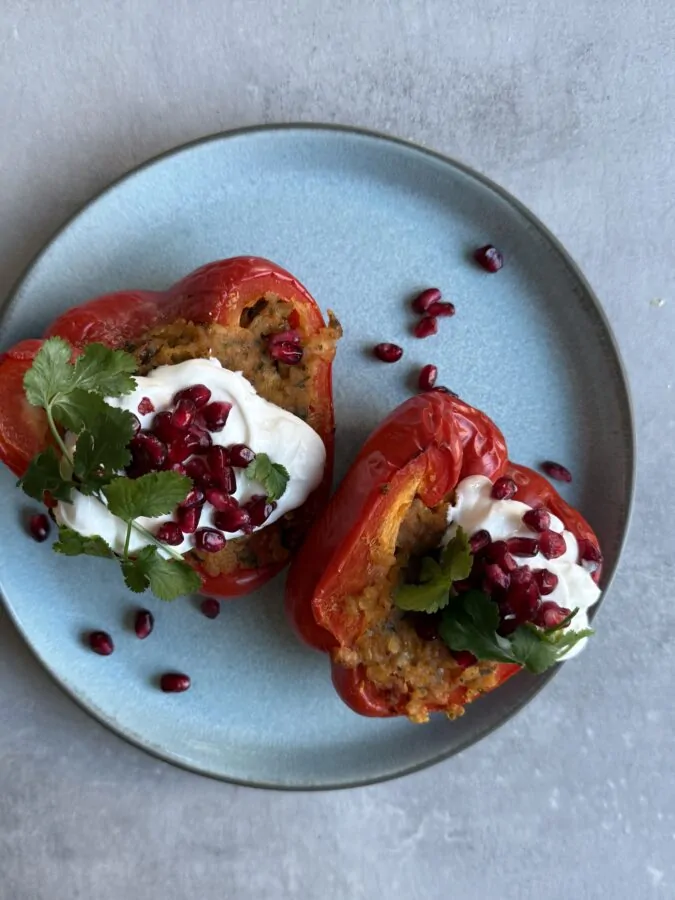 Matprepp för veckan med nudelsallad, wraps och fyllda paprikor i matlådor.