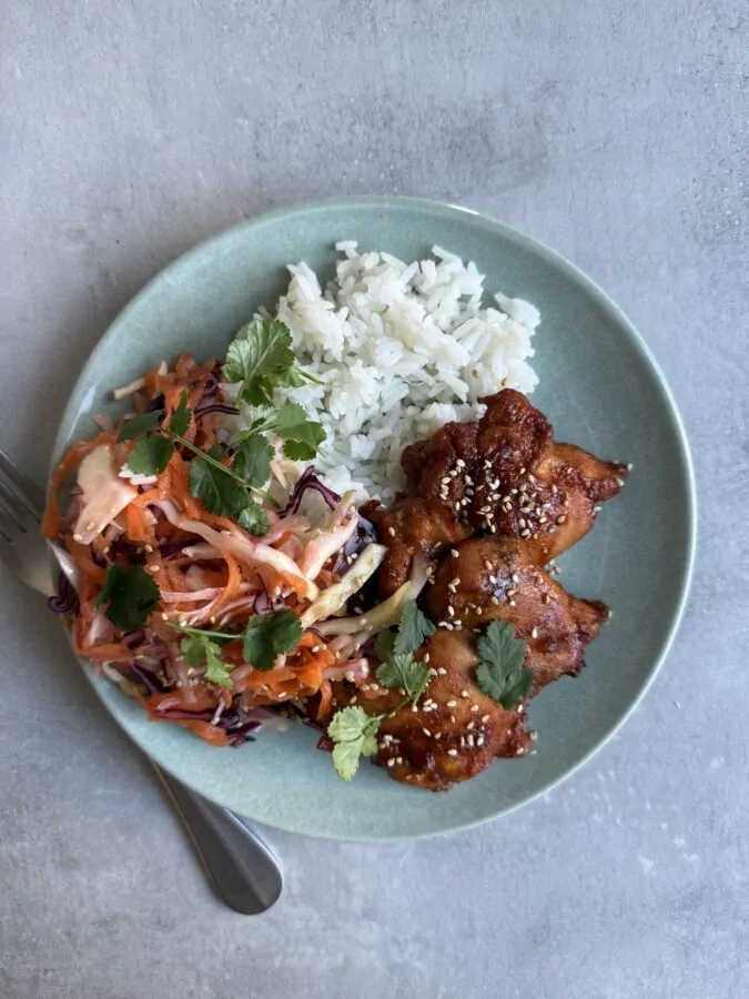 Matprepp för veckan med nudelsallad, wraps och fyllda paprikor i matlådor.
