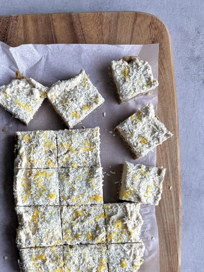 Matprepp för veckan med nudelsallad, wraps och fyllda paprikor i matlådor.