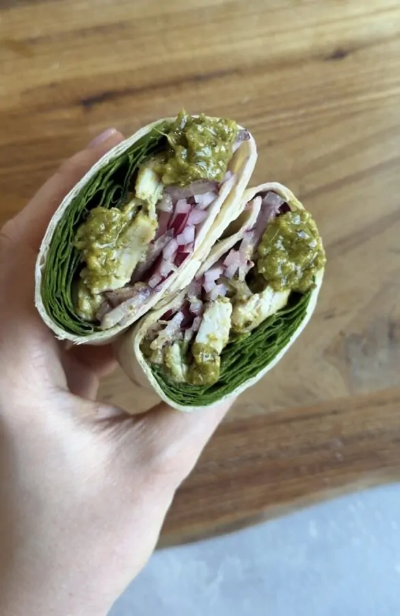 Matprepp för veckan med nudelsallad, wraps och fyllda paprikor i matlådor.