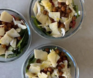 Matprepp lunchlådor med rostad paprika, parmesan, sallad