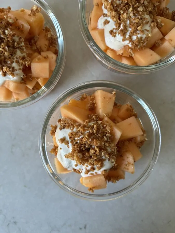 matprepp med melon mellanmål och limeyoghurt