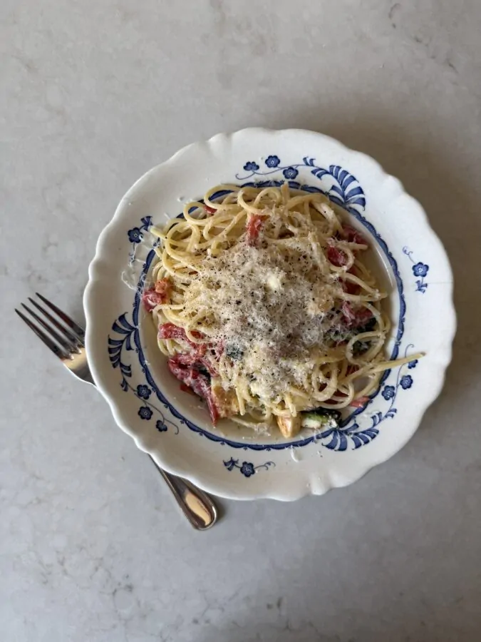 matprepp med middag halloumipasta med paprika