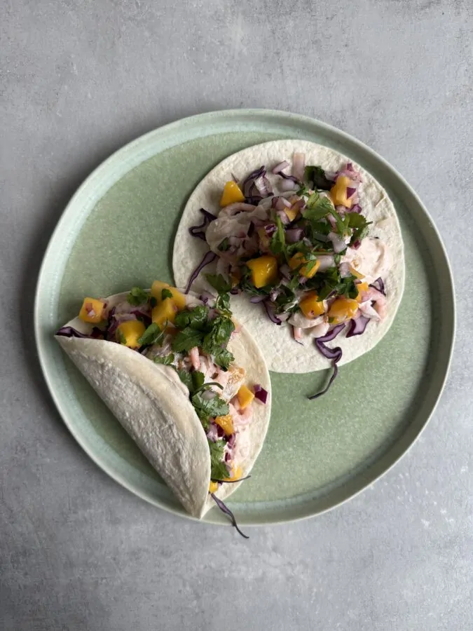 Fisk- och räktacos med mangosalsa, rödkål och chipotle-yoghurt serverade i små tortillas