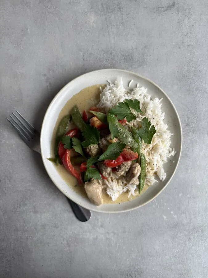 Grön currykyckling med kokosmjölk, paprika och ris i matlåda