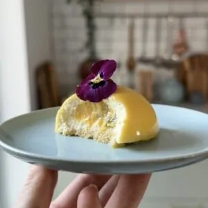 Snitt av moussebakelse med mangomousse, passionscurd och mandelbotten