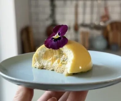 Snitt av moussebakelse med mangomousse, passionscurd och mandelbotten