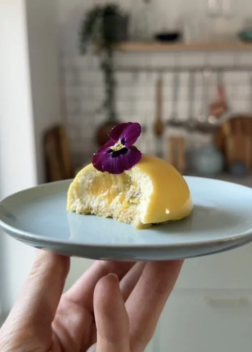 Snitt av moussebakelse med mangomousse, passionscurd och mandelbotten