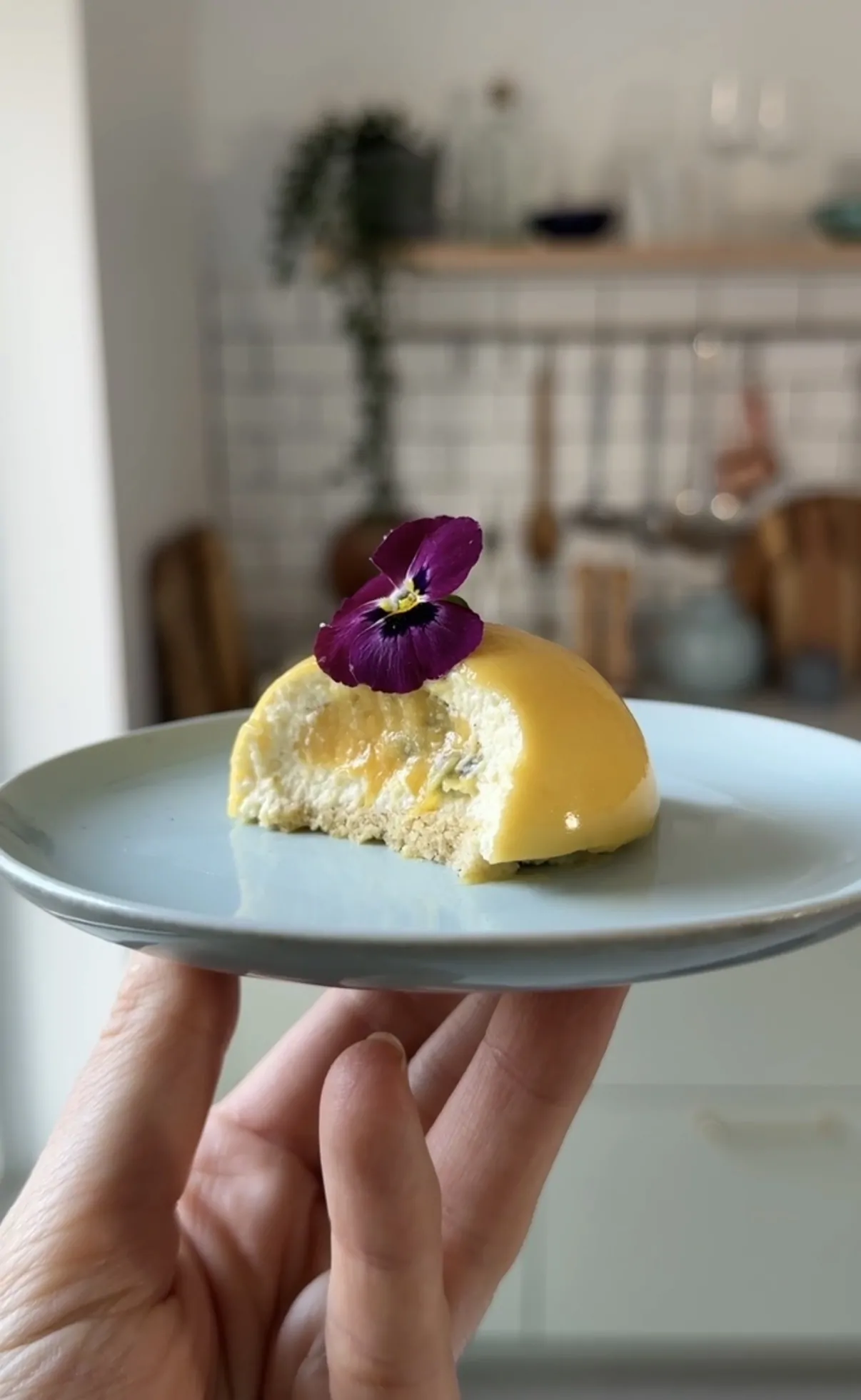 Snitt av moussebakelse med mangomousse, passionscurd och mandelbotten