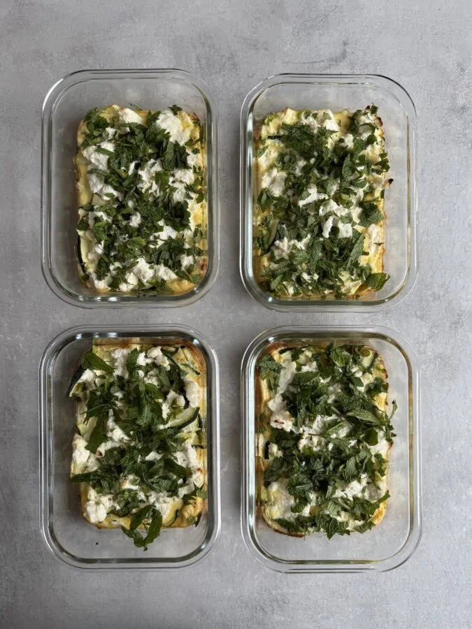 Zucchini- och citronfrittata med ricotta och mynta bakad i portionslådor