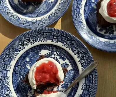 chokladfudgerutor-jordgubbskompott