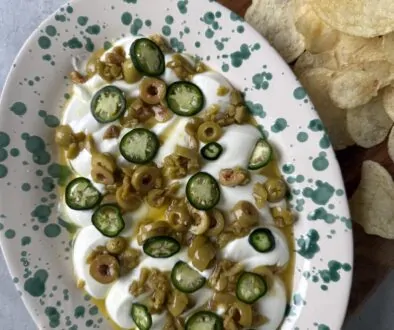 Vispad ricotta med oliver, jalapeño och yuzu serverad med salta chips