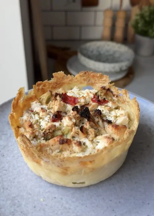 Kycklingpaj med potatisbotten, broccoli, paprika och fetaost